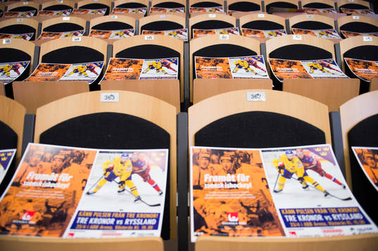 Flyers ligger utplacerade på läktaren inne på ABB Arena