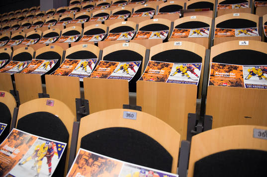 Flyers ligger utplacerade på läktaren inne på ABB Arena