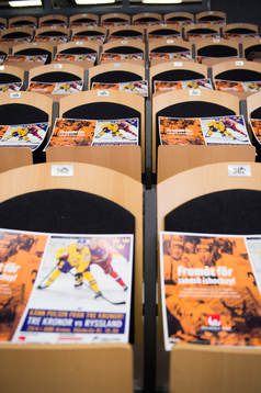 Flyers ligger utplacerade på läktaren inne på ABB Arena