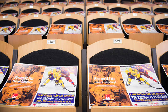 Flyers ligger utplacerade på läktaren inne på ABB Arena