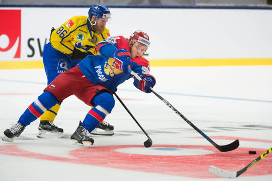 Sveriges Linus Klasen och Rysslands Evgeny Dadonov