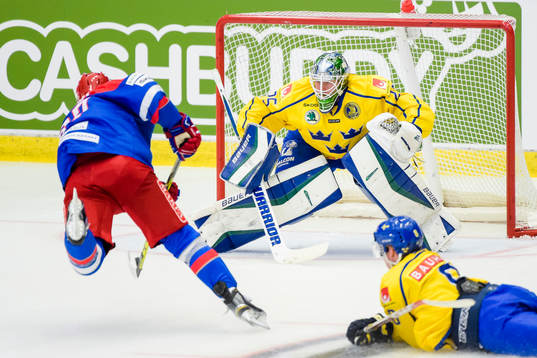 Rysslands Vadim Shipachev gör 0-2 bakom Sveriges målvakt