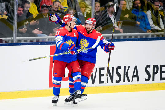 Rysslands Vadim Shipachev och Vyacheslav Voinov jublar