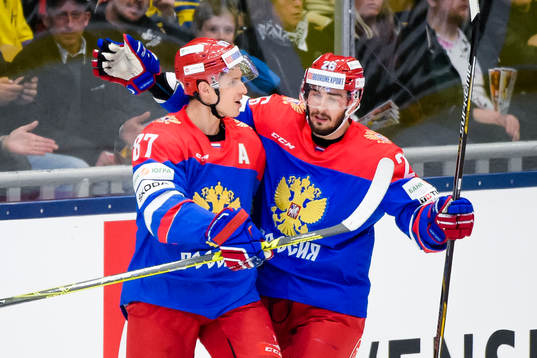 Rysslands Vadim Shipachev och Vyacheslav Voinov jublar
