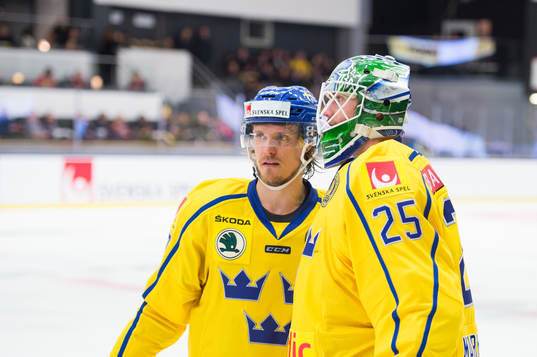 Sveriges Magnus Nygren och målvakt Jacob Markström