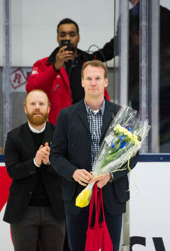 Före detta NHL-proffset Nicklas Lidström delar ut blommor