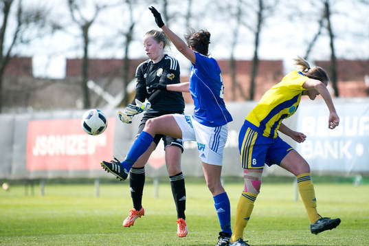 Eskilsminnes målvakt Lina Jepsen och Stattenas Anna