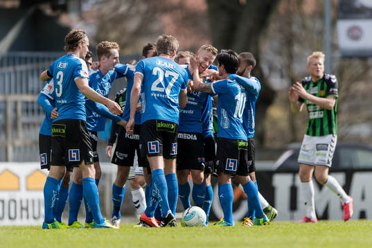 Halmstads Alexander Ruud Tveter har gjort 1-0 på frispark