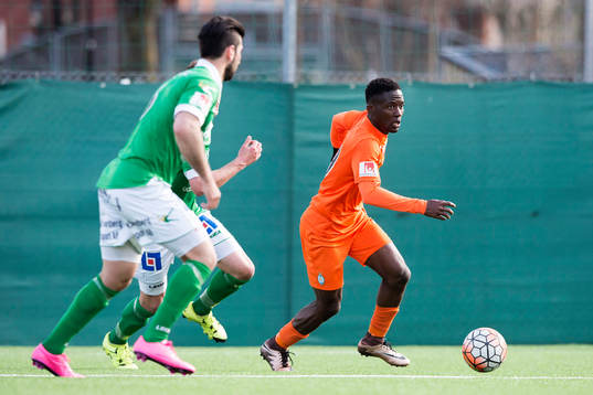 Athletics Mohamed Buya Tugay med bollen