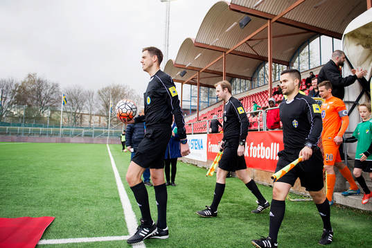 Domarna träder in på planen