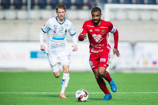 Östersunds Alex Dyer i kamp om bollen med Gefles Johan