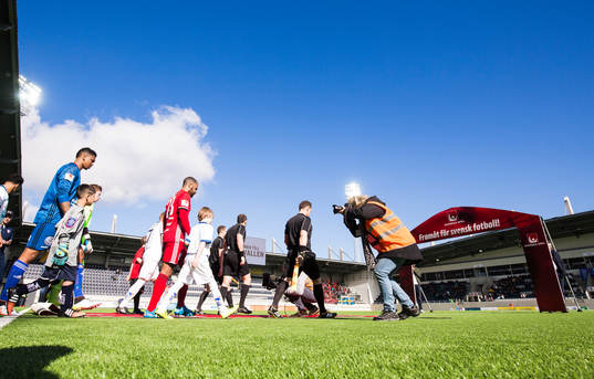 Östersunds och Gefles spelare gör entré på Gavlevallen
