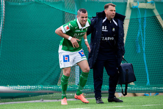 Ljungskiles Ahmed El-Amrani får hjälp av lagets läkare