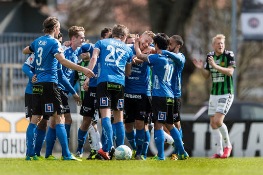 Halmstads Alexander Ruud Tveter har gjort 1-0 på frispark