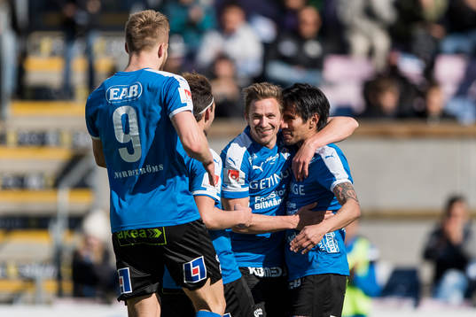 Halmstads Fredrik Olsson i mitten jublar