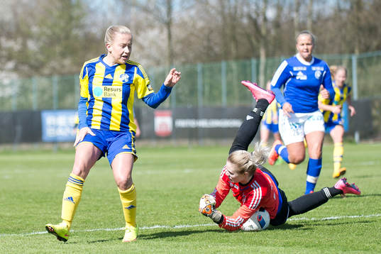 Eskilsminnes Linnea Rundqvist och Stattenas  målvakt