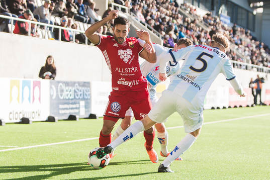 Östersunds Brwa Nouri i kamp om bollen med Gefles Jacob