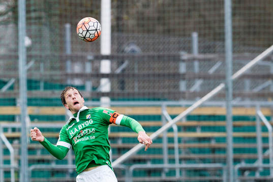Ljungskiles Alexander Mellqvist nickar bollen