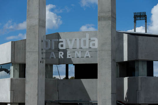 Bravida Arena exteriört innan fotbollsmatchen i