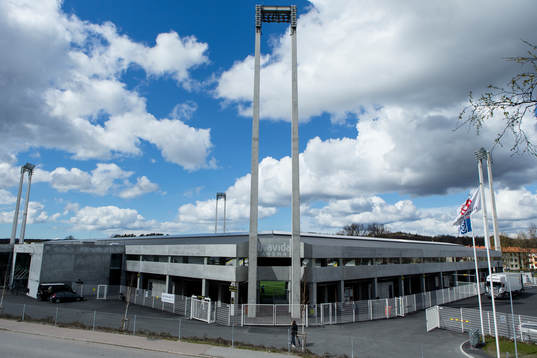 Bravida Arena exteriört innan fotbollsmatchen i