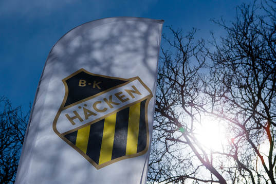 En Häcken flagga utanför Bravida Arena innan