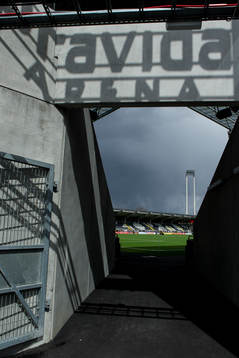 Bravida Arena exteriört innan fotbollsmatchen i