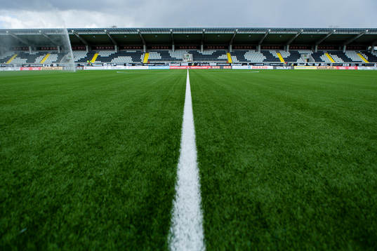 Mittlinjen över konstgräset inne på Bravida Arena innan