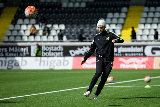 Häckens Simon Sandberg värmer upp innan fotbollsmatchen i