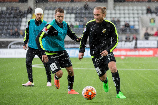 Häckens Emil Wahlström före Jasmin Sudic på