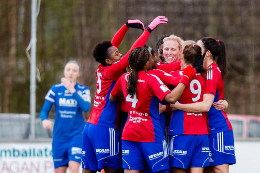 Vittsjös Sandra Adolfsson jublar med lagkamrater