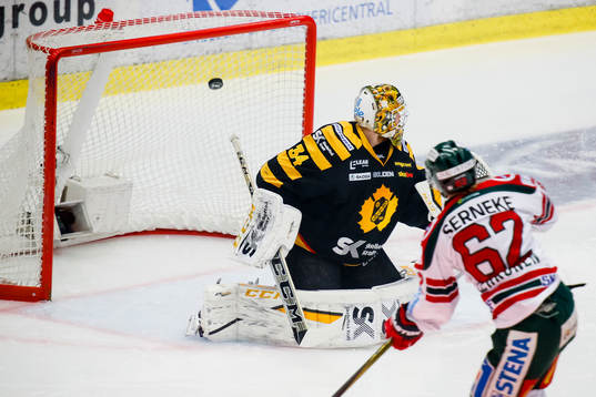 Frölundas Artturi Lehkonen gör 0-1 bakom Skellefteås