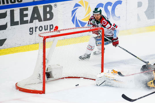 Frölundas Nicklas Lasu gör 0-2 bakom Skellefteås