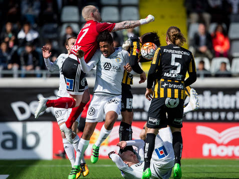 Sundsvalls målvakt Tommy Naurin boxar bollen
