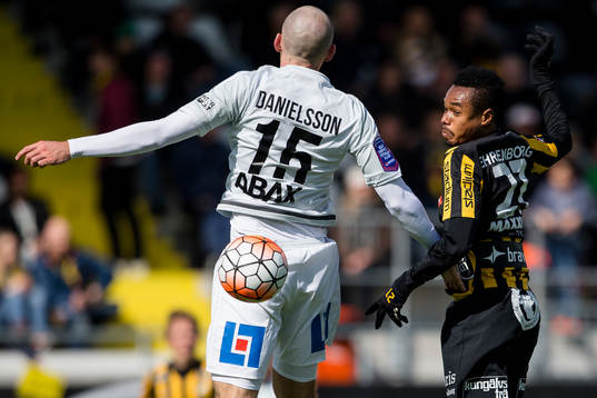 Sundsvalls Marcus Danielson i nickduell med Häckens Nasiru