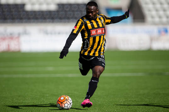 Häckens John Owoeri skjuter ett skott