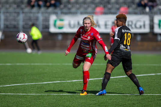 Piteås Ellen Löfqvist  och Umeås Rita Chikwelu
