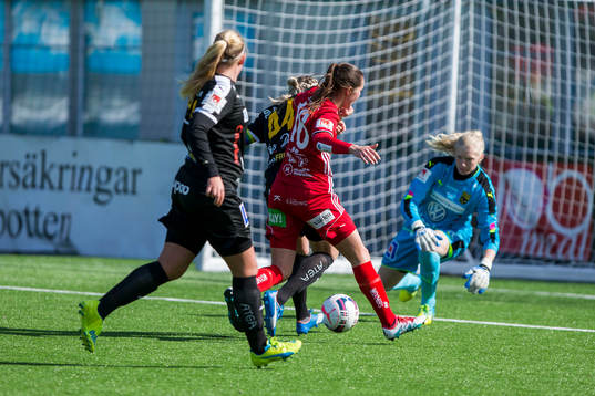 Piteås Nina Jakobsson anfaller