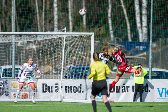 Piteås Emelie Lövgren i nick kamp med Umeås Rita Chikwelu