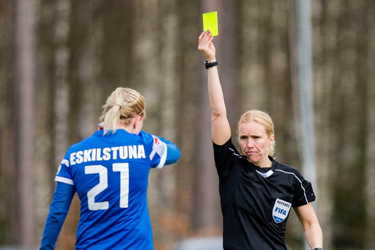 Domaren Sara Persson tilldelar Eskilstunas Annica Svensson