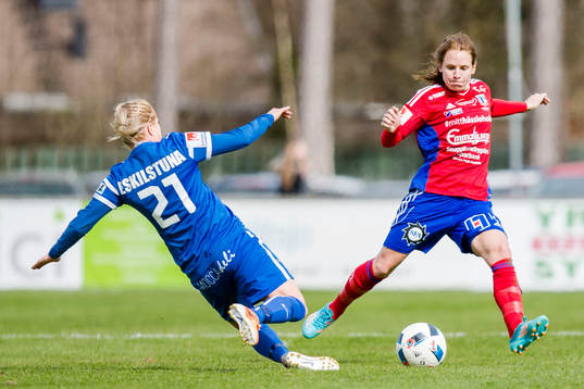 Eskilstunas Annica Svensson (ryggen åt kameran) försöker