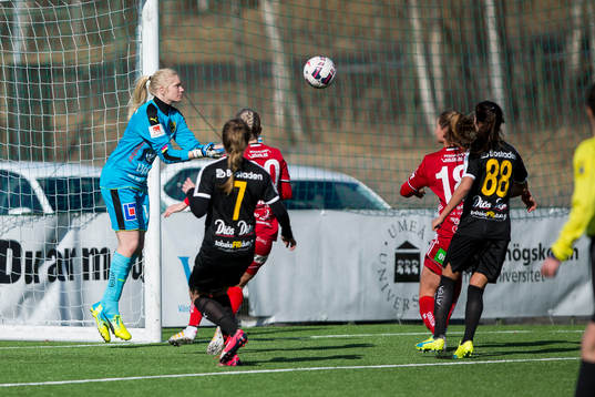 Umeås målvakt Malin Reuterwall har fullt framför målet