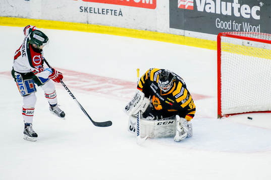 Frölundas Ryan Lasch gör 2-5 bakom Skellefteås målvakt