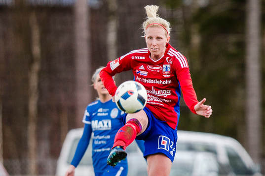 Vittsjös Sandra Adolfsson plockar ner bollen