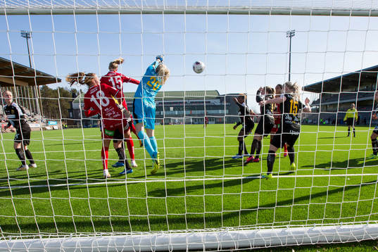 Umeås målvakt Malin Reuterwall boxar ut bollen