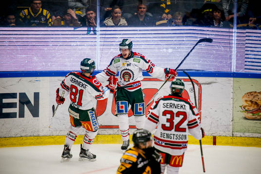 Frölundas Artturi Lehkonen och Ryan Lasch jublar
