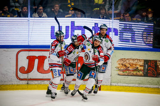 Frölundas Artturi Lehkonen och Ryan Lasch jublar
