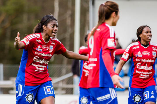 Vittsjös Nkemjiks Ezurike protesterar mot domslut