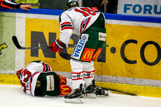 Frölundas Elias Fälth fick en tuff tackling