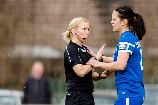 Domaren Sara Persson tillrättavisar Eskilstunas Marija