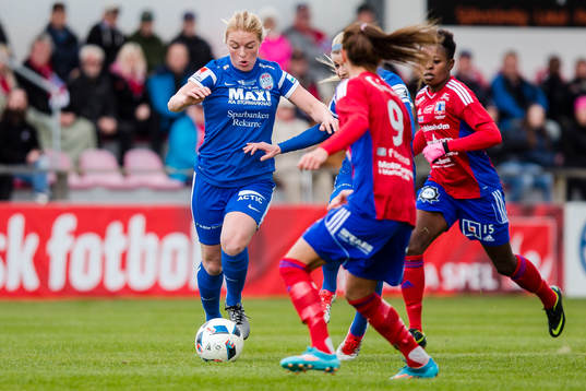 Eskilstunas Mimmi Larsson  driver med bollen